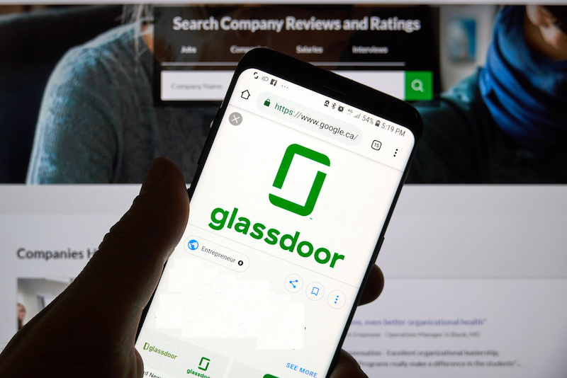 Glassdoor app and logo on Samsung screen.